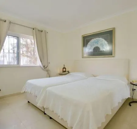 Sleeps 8 Vale do Lobo