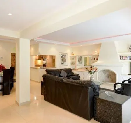 Sleeps 8 ואלה דה לובו